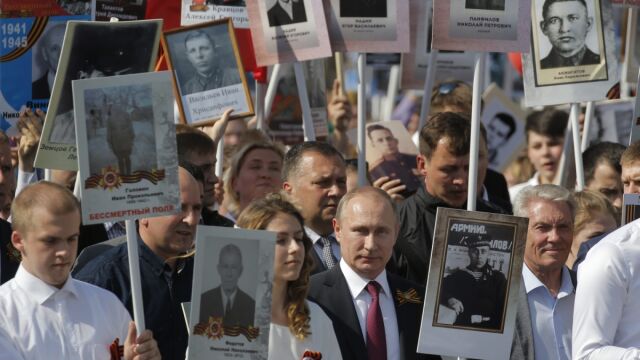 Putin w Nieśmiertelnym Pułku z portretem ojca