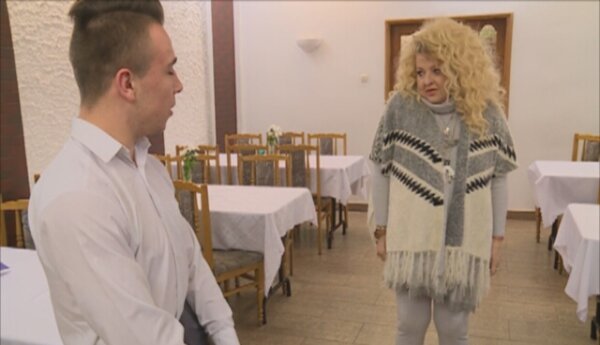 "Nie bądź taki picuś, po cholerę Ci to?!" - pani Magda stara się rozluźnić kelnera